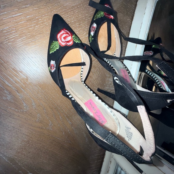 Gently used- Stunning Betsey Johnson pumps - Picture 2 of 3